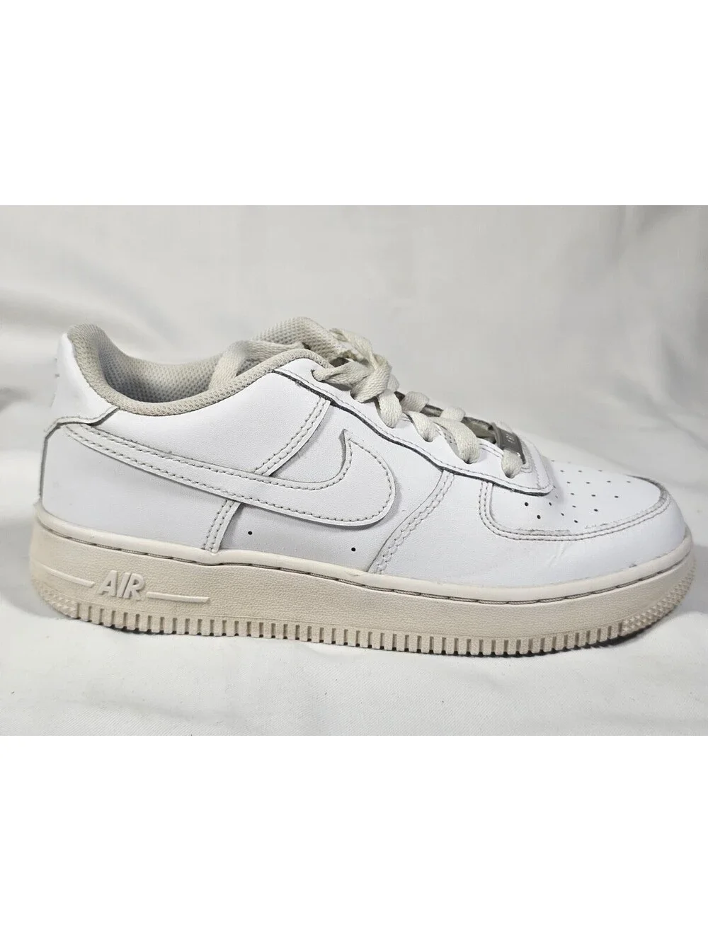 Nike Air Force 1 LE (GS) White Low Top Lace-Up Sneakers Size 4.5Y FV5951-111